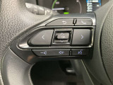 運転中、オーディオの操作をしてて、ハッとしたことはありませんか?ステアリングスイッチは、運転中でもハンドルでオーディオの操作が可能です。安全なドライブをサポートします。