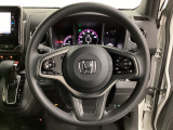 ハンドルにHondaセンシング系のクルーズコントロールやレーンキープアシストなどのスイッチと、オーディオの操作スイッチが装備されています。ハンドルから手を離さず安全に操作できます。