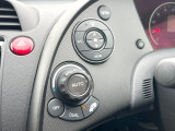 【オートエアコン】一度お好みの温度に設定すれば、車内の温度を検知し風量や温度を自動で調整。暑い&hellip;寒い&hellip;と何度もスイッチ操作をする必要はありません。快適な車内空間には必須の機能ですね♪