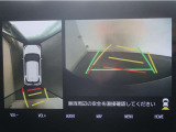 パノラミックビューモニター付きです。車両を上から見た様な映像を画面に表示。運転席からの目視だけでは見にくい、車両周辺の状況をリアルタイムでしっかり確認出来ます。