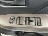 パワーウィンドウスイッチで運転席から全席の窓の開閉ができます♪
