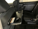 助手席シート背面にシートバックテーブルが付いています。