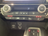 運転席と助手席にはシートヒーターが付いています☆寒い時期に腰周りを温めてくれるので体全体が温まりやすいのは勿論、暖房と違い顔に風が当たらないので、乾燥肌やドライアイの方でも大丈夫☆