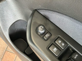狭い駐車場で便利な電動格納ドアミラーが付いています。