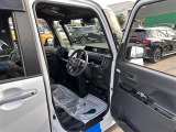 【運転席】座り心地が良いシートなので長時間の運転でも快適にお過ごしいただけます。新品のフロアマットのご注文も可能です。掲載箇所以外にご希望の写真がございましたらお気軽にお問い合わせ下さい。