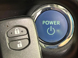 【スマートキー】カバンやポケットに入れたままでもドアの施錠・解錠が可能なスマートキーを装備。エンジンのオン・オフ時もカギを取り出す必要が無いからとっても便利です♪