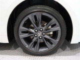 アルミホイールを装備、タイヤサイズは205/45R17です。