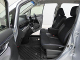 後退時に車両の後ろ側をモニター画面に表示します。車庫入れなどでバックする際に後方確認ができて便利です。車庫入れが苦手な人もこれで安心。
