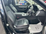 長時間の運転も疲れにくいシート設計となっております。