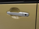電子キーをカバンやポケットに持っていれば、ドアハンドルやバックドアに付いているボタンを押すだけでドアの開閉ができます。手が塞がっている時、カバンの中からカギを探す必要がありません。