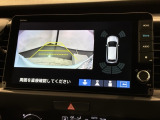 リバースギアに入れるだけで後方の表示へ切り替わります。夜間や雨の日の駐車も楽になりますよ。