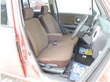 お車選びをお楽しみ頂けるよう、在庫車の展示スペースを十分に確保しております。