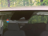 【エマージェンシーブレーキ】走行中に前方の車両等を認識し、衝突しそうな時は警報とブレーキで衝突回避と被害軽減をアシスト。より安全にドライブをお楽しみいただけます。