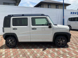 車線逸脱抑制機能です。カメラが左右の区画線を検知し、はみ出す可能性が高いと判断した場合にドライバーにステアリング操作を促し、車両を車線の内側に戻すように支援をします。