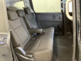 2列目シートは背もたれの角度調節ができるベンチシートになっております。長距離運転になってもゆったりとできるようにアームレストがついてます。