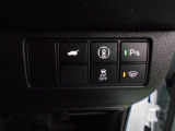 パーキングセンサーや横滑りを防ぐVSA等のスイッチ類は運転席の右側、手の届きやすい位置にあります。
