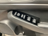 電動格納式リモコンドアミラーと、パワーウィンドウスイッチ等は運転席ドアにあります。
