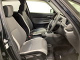 広い足元にゆったり座れるシートは長距離の運転でも疲れにくいシートです。女性でも運転がしやすいようにシートの高さ調整機能(シートリフター)がついています。