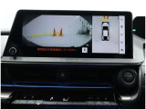 パノラミックビューモニター装備!トップビュー&フロントビュー・車両に取り付けたフロント、サイド、バックカメラの映像を合成して画面上に表示させることで、低速時の運転を補助する装置です。