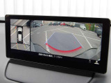 360&deg;ビューモニターでは、両サイドとフロント、バックカメラの合成で、あたかも上空から見下ろした様に周囲を確認して頂けます。駐車場だけでなく、T字路等でも活躍のアイテムです!