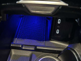 メルセデスのシートは少し硬めになっております。長時間の運転の際、適度な反発があることでお尻や腰の負担を減らす効果が御座います。