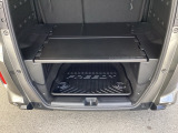 2段でも積める便利な荷室。備え付けのボードを使えば上下で積みわけができて便利です。