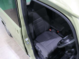程よい硬さとホールド性が高いシートで長時間運転も快適です。