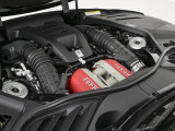 715馬力(カタログ値)を発揮する6.5L V12自然吸気エンジンをフロントに搭載しております。