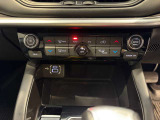 ワイヤレスチャージと運転中にも直感で操作のできるエアコン操作スイッチ。