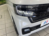 【LEDヘッドライト】悪天候や夜間走行時も良好な視界を確保し安心して運転できる高輝度LEDヘッドライトを装備!点灯速度が早く、消費電力も抑えられています。