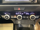 オートエアコンで、毎日のドライブを快適に。温度、風量を自動で調整し、理想的な車内環境を提供します。