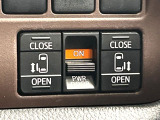 【両側パワースライドドア】スマートキーや運転席のスイッチで後席両側スライドドアの開閉が可能♪電動だから力を入れてドアを開ける必要が無く、小さなお子様でも簡単に開け閉めでき快適です♪