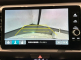 リバースギアに入れるだけで後方の表示へ切り替わります。夜間や雨の日の駐車も楽になりますよ。