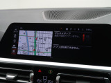 【純正ナビゲーション】BMWのナビゲーションは操作性も良く、詳細な地図情報と交通状況を見やすく表示し、快適なドライビングをサポートしながら目的地までナビゲートします。