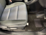運転席シート足元です。