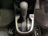 CVT車のセレクトレバーです。低速から高速まで、変速ショックのないスムーズな走りを実現するとともに、エンジン効率のよい領域を維持することで燃費にも貢献します。