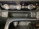 エアコン操作パネルの下に、スマートフォンなどの充電可能なUSB端子と、音源などの外部入力の可能なUSB端子がついています。移動中に充電もできるので便利です。