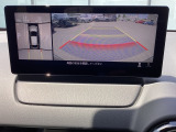 狭い場所での駐車やすれ違いなどでより的確な運転操作に役立つ360&deg;ビューモニターが装備されています。