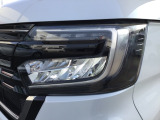 明るく白い光のLEDヘッドライトにより、夜間でも遠くまで見通しやすく、安全性が高まります。