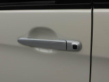 電子キーをカバンやポケットに持っていれば、ドアハンドルやバックドアに付いているボタンを押すだけでドアの開閉ができます。手が塞がっている時、カバンの中からカギを探す必要がありません。
