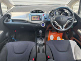 運転席廻りの画像です。操作スイッチ類もキレイな状態です。専門のスタッフが内外装を清掃・きめ細かい箇所までクリーニングしています
