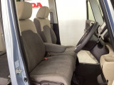 女性でも運転がしやすいように、シートの高さ調整機能(シートリフター)がついています。運転席と助手席の間が空いている為、助手席側への移動がスムーズです。交通量の多い道でも助手席側から乗り降りができます。