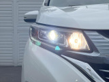 【LEDヘッドライト】悪天候や夜間走行時も良好な視界を確保し安心して運転できる高輝度LEDヘッドライトを装備!点灯速度が早く、消費電力も抑えられています。