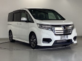 狭い駐車場でも、スライドドアならチャイルドシートへのお子さまの乗降や荷物の積載もスムーズ。とても便利な【両側電動スライドドア】ドアハンドを少し引くだけでリアドアが自動開閉します。
