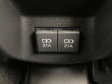 後席用の2.1A充電がついています。