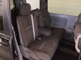 2列目シートは背もたれの角度調節ができるベンチシートになっております。長距離運転になってもゆったりとできるようにアームレストがついてます。