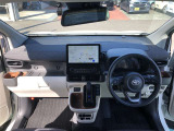 シンプルながら機能性溢れる運転席廻りです。視界性もよく、運転しやすいですよ。