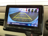 リバースギアに入れるだけで後方の表示へ切り替わります。夜間や雨の日の駐車も楽になりますよ。
