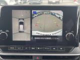 アラウンドビューモニターは4方のカメラで真上から車を見たようにモニターで確認ができる日産の自慢の装備です。是非実際の車で体感してみてください。