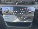 オートエアコンで温度調整も楽チン!四季を問わず快適に運転することが出来ます。